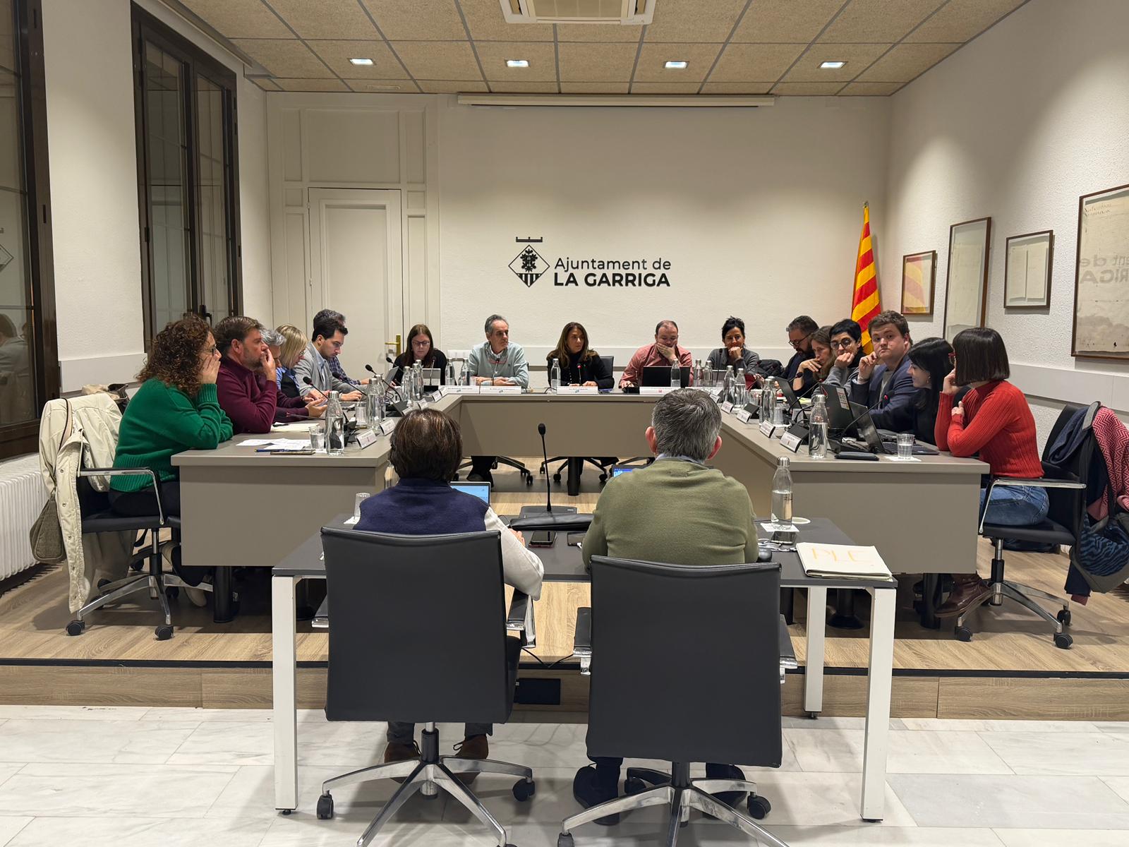El ple aprova desistir del procediment d'aprovaci&oacute; del POUM