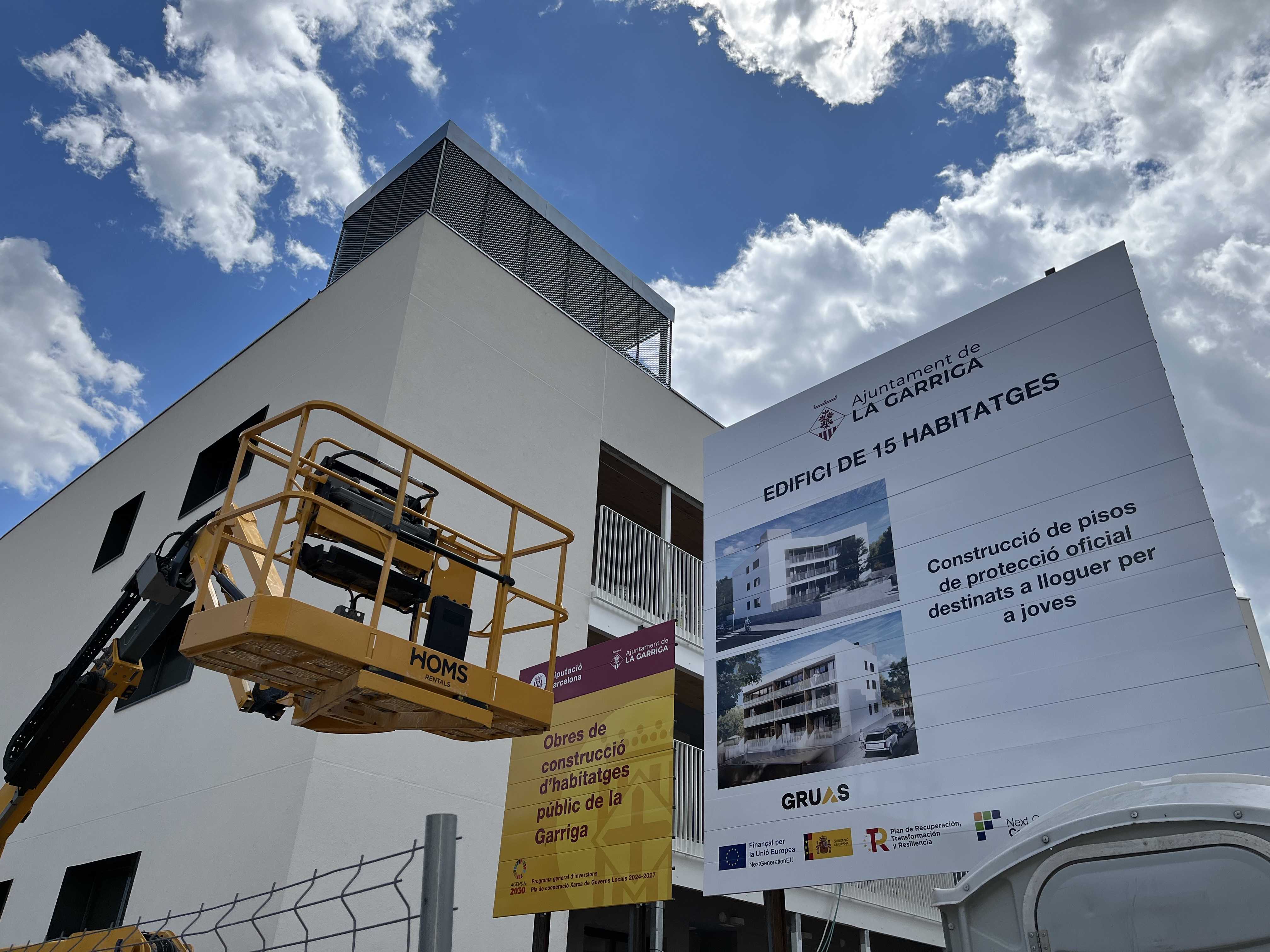 La construcci&oacute; dels pisos per a joves, en la recta final