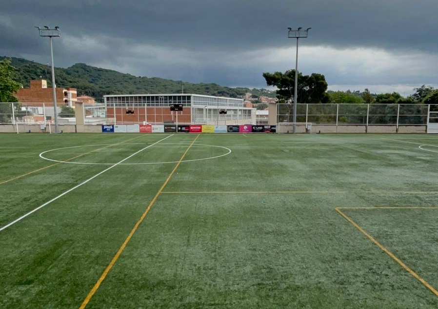 Substituci&oacute; de la gespa del camp d'esports municipal