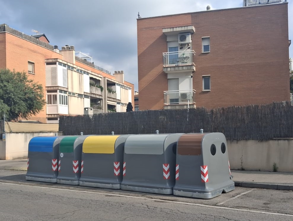 Inici de la col&middot;locaci&oacute; dels nous contenidors