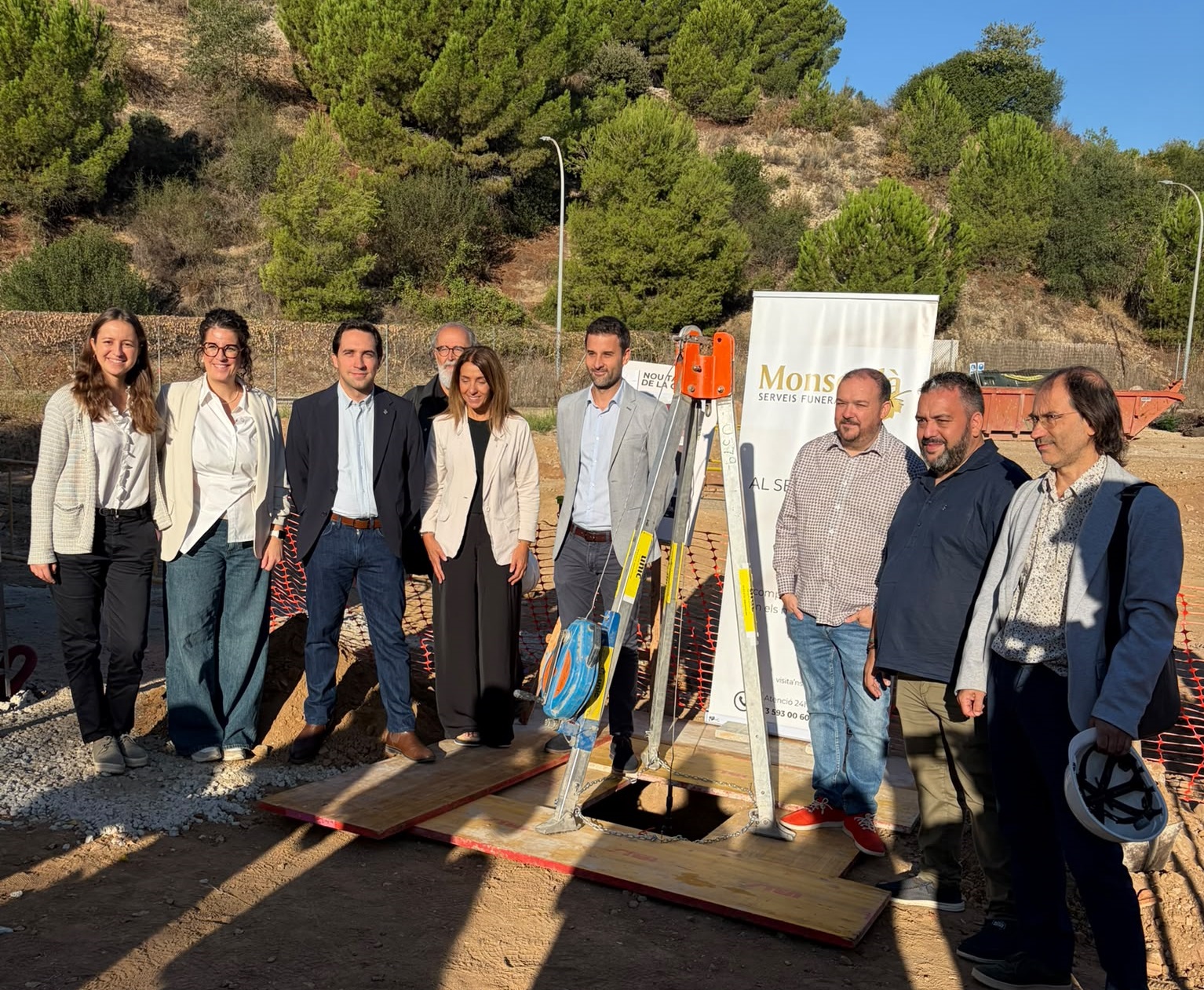 Acte de col&middot;locaci&oacute; de la primera pedra del nou tanatori