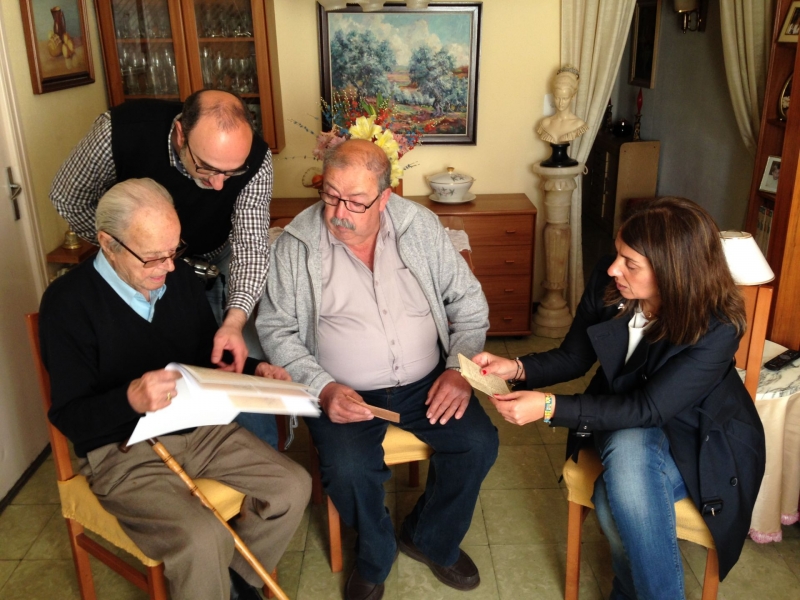 Esteve Galvany Noguer i Lluís Argemí, descendents de Lluís Nogués i d'Inés Argemí amb l'alcaldessa Meritxell Budó i el regidor Albert Benzekry