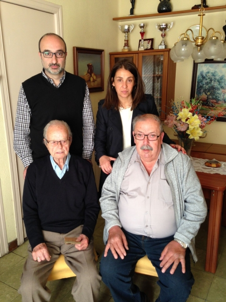 Esteve Galvany Noguer i Lluís Argemí, descendents de Lluís Nogués i d'Inés Argemí amb l'alcaldessa Meritxell Budó i el regidor Albert Benzekry